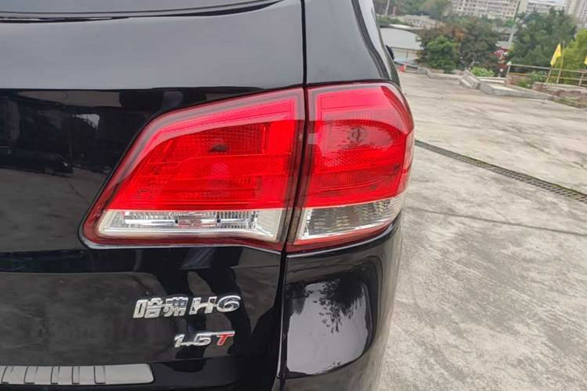 Used Haval H6 2013 Upgraded Model 1.5T Manual Two-Wheel Drive Elite Version Right Rear Taillight