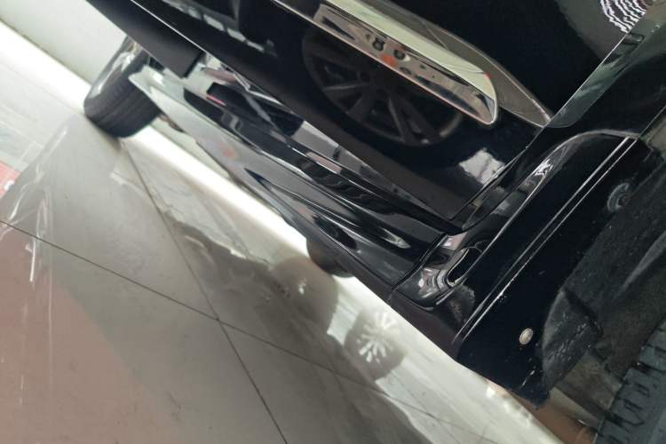 Used Haval H6 2013 Upgraded Model 1.5T Manual Two-Wheel Drive Elite Version Right Side Sill