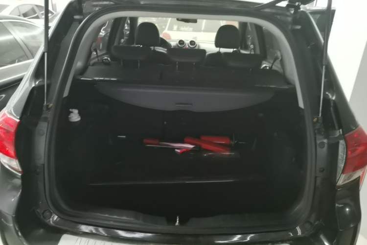 Used Haval H6 2013 Upgraded Model 2.4L Automatic Two-Wheel Drive Elite Version Trunk