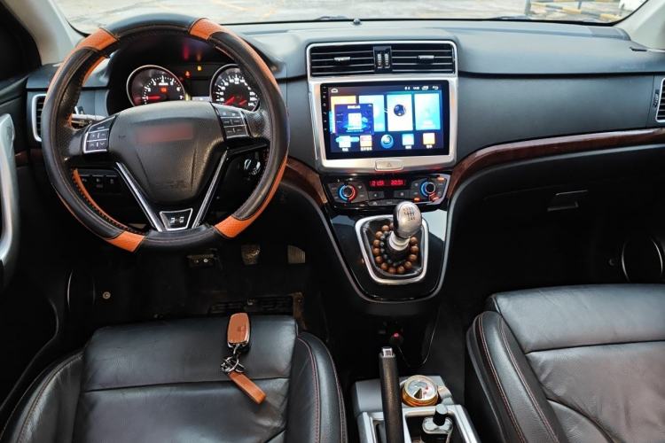 Used Haval H6 2013 Sport Edition 1.5T Manual Two-Wheel Drive Prestige Model Center Console