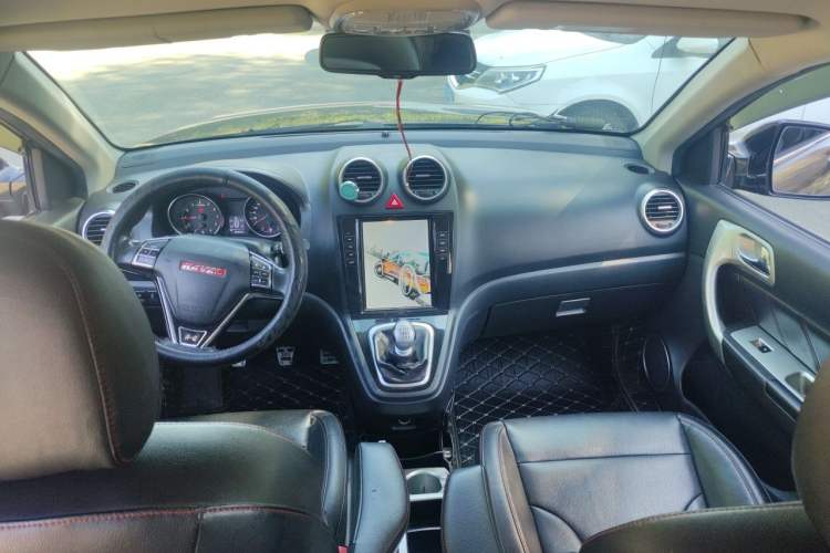 Used Haval H6 2013 Upgraded Model 1.5T Manual Two-Wheel Drive Elite Version Center Console