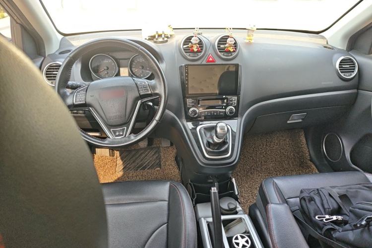 Used Haval H6 2013 Upgraded Model 1.5T Manual Two-Wheel Drive Elite Version Center Console
