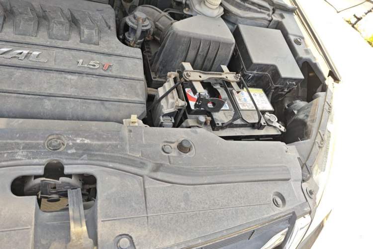 Used Haval H6 2013 Upgraded Model 1.5T Manual Two-Wheel Drive Elite Version Engine Bay Left