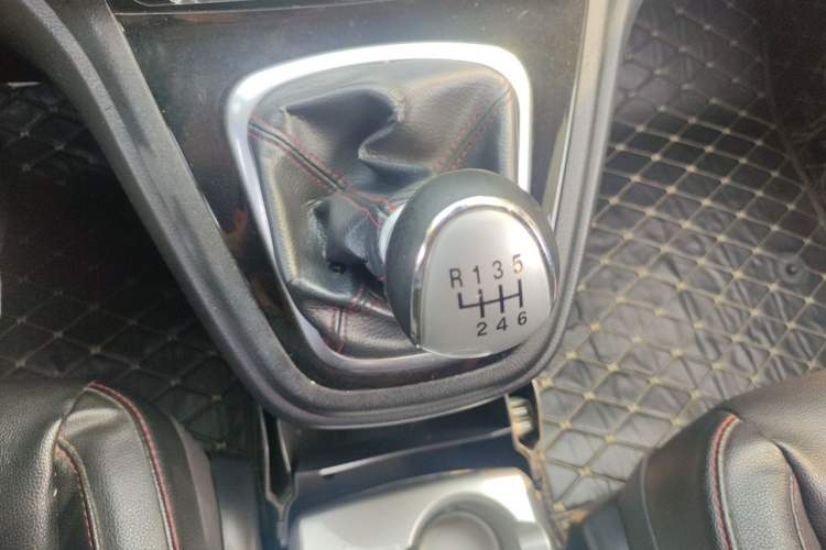 Used Haval H6 2013 Upgraded Model 1.5T Manual Two-Wheel Drive Elite Version Gear Lever