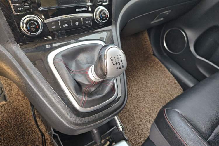 Used Haval H6 2013 Upgraded Model 1.5T Manual Two-Wheel Drive Elite Version Gear Lever