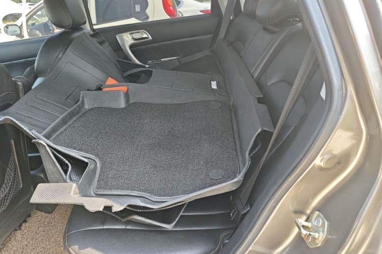Used Haval H6 2013 Upgraded Model 1.5T Manual Two-Wheel Drive Elite Version Left Rear Seat