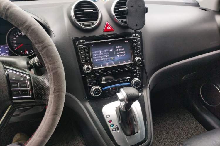 Used Haval H6 2013 Upgraded Model 2.4L Automatic Two-Wheel Drive Elite Version Audio And AC Panel