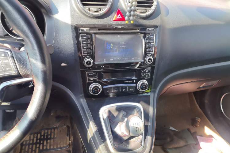 Used Haval H6 2013 Upgraded Model 1.5T Manual Two-Wheel Drive Elite Version Audio And AC Panel