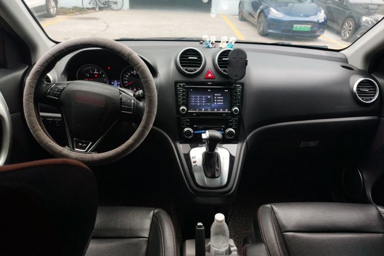 Used Haval H6 2013 Upgraded Model 2.4L Automatic Two-Wheel Drive Elite Version Center Console