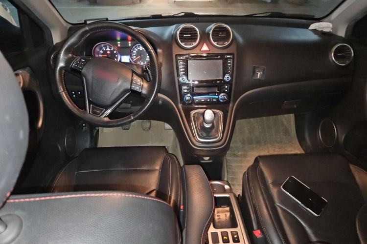 Used Haval H6 2013 Upgraded Model 1.5T Manual Two-Wheel Drive Prestige Version Center Console