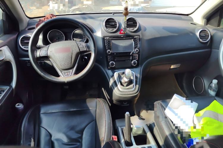 Used Haval H6 2013 Upgraded Model 1.5T Manual Two-Wheel Drive Elite Version Center Console