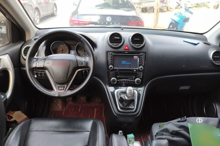 Used Haval H6 2013 Upgraded Model 1.5T Manual Two-Wheel Drive Elite Version Center Console