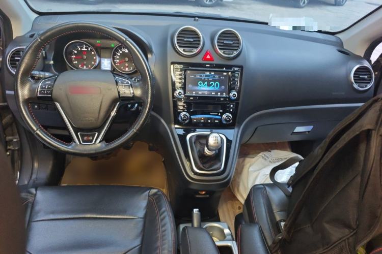 Used Haval H6 2013 Upgraded Model 1.5T Manual Two-Wheel Drive Elite Version Center Console