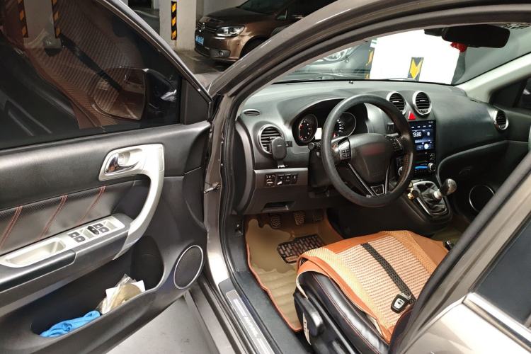Used Haval H6 2013 Upgraded Model 1.5T Manual Two-Wheel Drive Elite Version Driver Seat