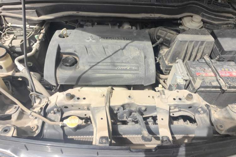 Used Haval H6 2013 Upgraded Model 2.4L Automatic Two-Wheel Drive Prestige Version Engine Bay