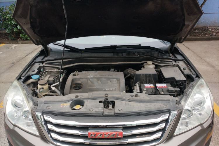 Used Haval H6 2013 Upgraded Model 2.4L Automatic Two-Wheel Drive Elite Version Engine Bay