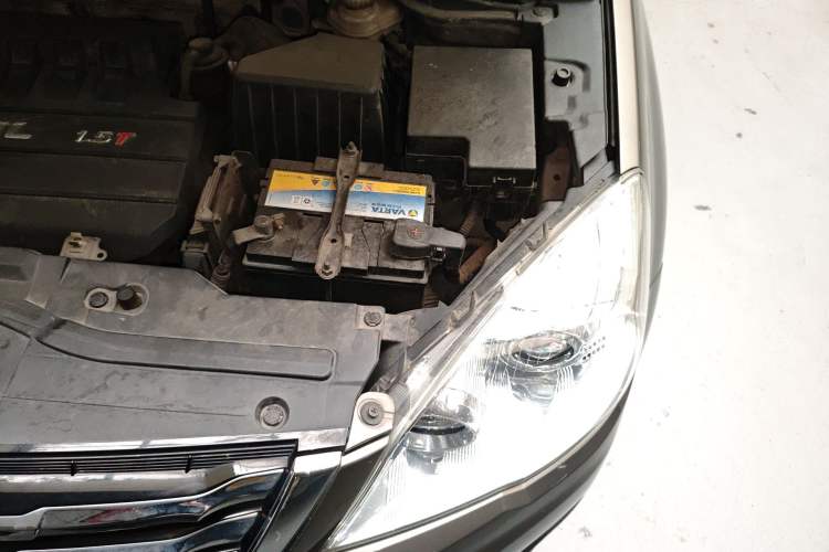 Used Haval H6 2013 Upgraded Model 1.5T Manual Two-Wheel Drive Elite Version Engine Bay Left