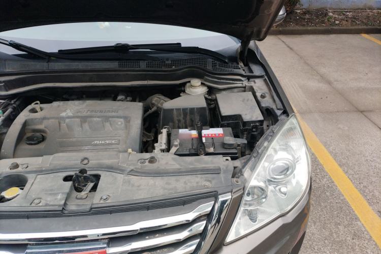 Used Haval H6 2013 Upgraded Model 2.4L Automatic Two-Wheel Drive Elite Version Engine Bay Left