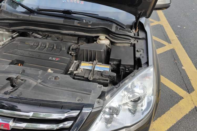 Used Haval H6 2013 Upgraded Model 1.5T Manual Two-Wheel Drive Elite Version Engine Bay Left