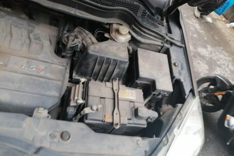 Used Haval H6 2013 Upgraded Model 1.5T Manual Two-Wheel Drive Elite Version Engine Bay Left
