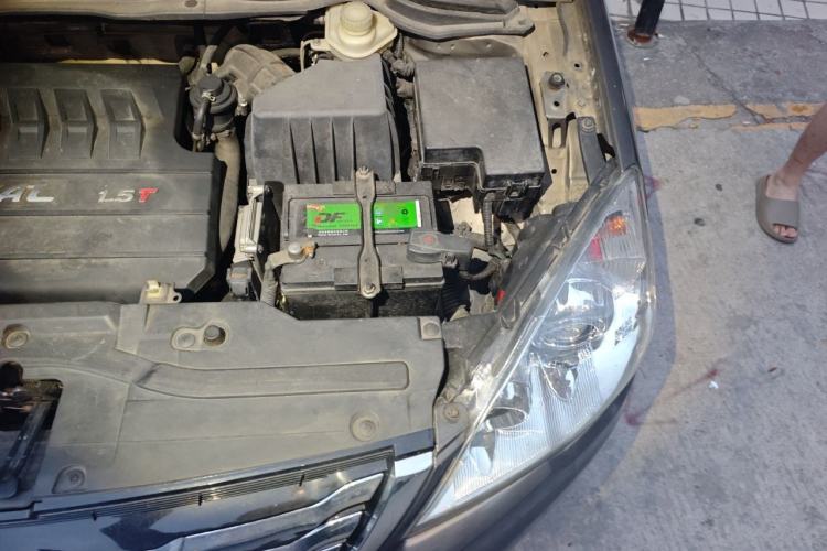 Used Haval H6 2013 Upgraded Model 1.5T Manual Two-Wheel Drive Elite Version Engine Bay Left