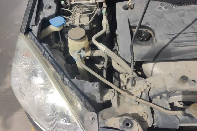 Used Haval H6 2013 Upgraded Model 2.4L Automatic Two-Wheel Drive Prestige Version Engine Bay Right