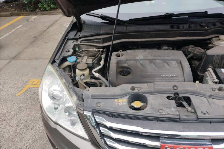 Used Haval H6 2013 Upgraded Model 2.4L Automatic Two-Wheel Drive Elite Version Engine Bay Right