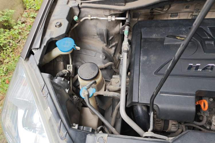 Used Haval H6 2013 Upgraded Model 1.5T Manual Two-Wheel Drive Elite Version Engine Bay Right