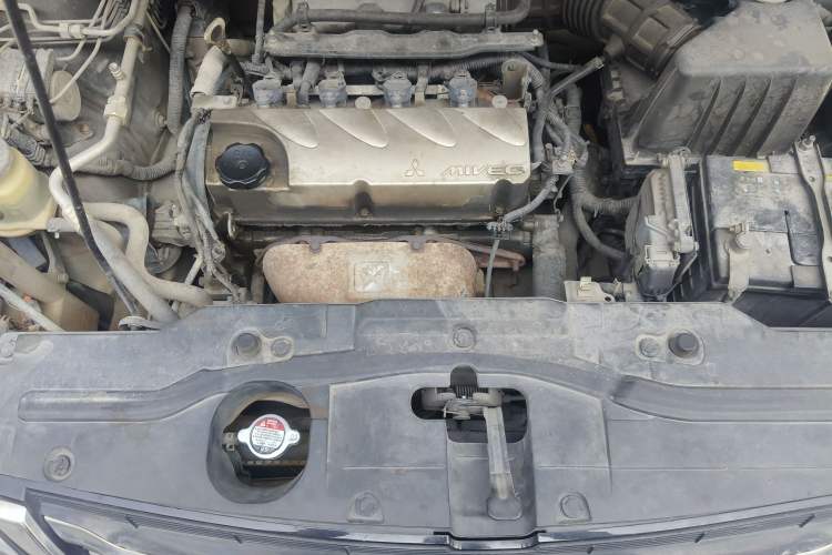 Used Haval H6 2013 Upgraded Model 2.4L Automatic Two-Wheel Drive Elite Version Engine Bay