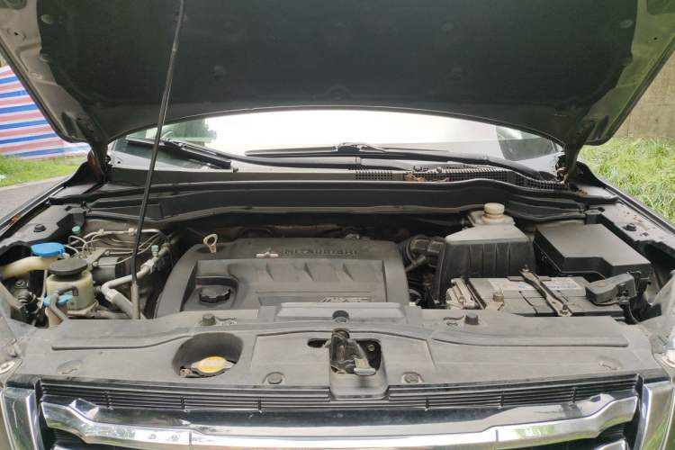 Used Haval H6 2013 Upgraded Model 2.4L Automatic Two-Wheel Drive Prestige Version Engine Bay