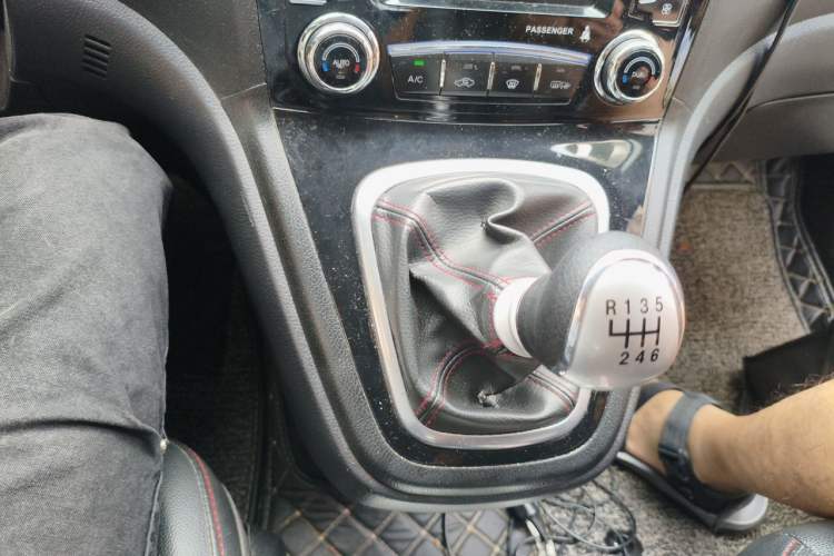 Used Haval H6 2013 Upgraded Model 1.5T Manual Two-Wheel Drive Elite Version Gear Lever