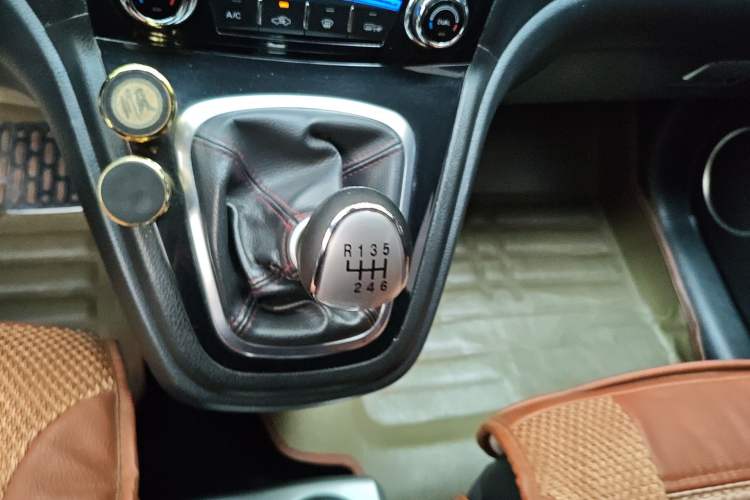 Used Haval H6 2013 Upgraded Model 1.5T Manual Two-Wheel Drive Elite Version Gear Lever