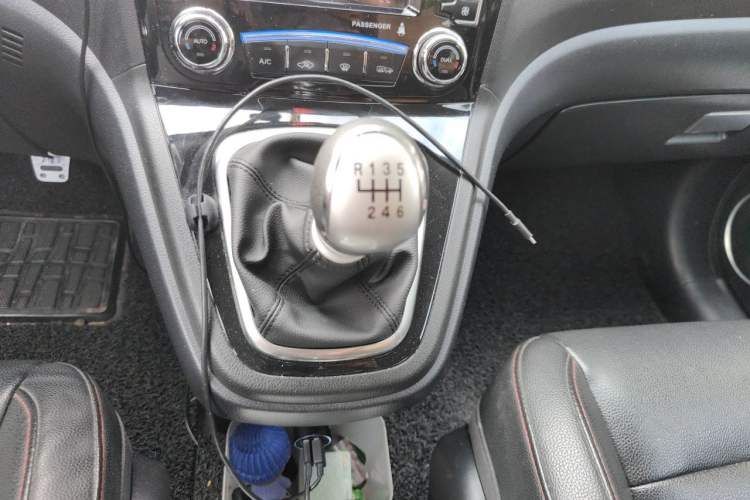Used Haval H6 2013 Upgraded Model 1.5T Manual Two-Wheel Drive Elite Version Gear Lever