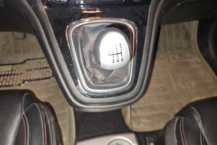 Used Haval H6 2013 Upgraded Model 1.5T Manual Two-Wheel Drive Prestige Version Gear Lever
