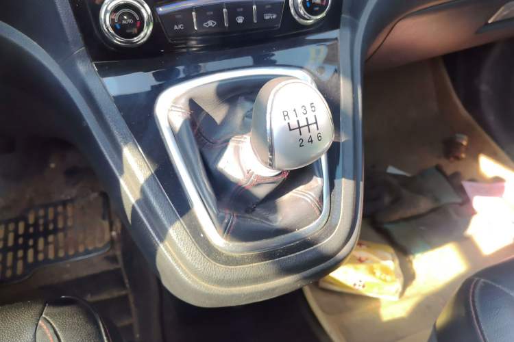 Used Haval H6 2013 Upgraded Model 1.5T Manual Two-Wheel Drive Elite Version Gear Lever