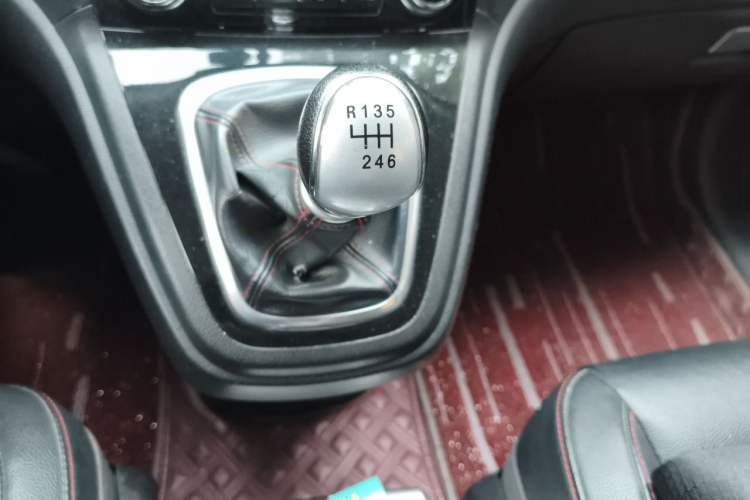 Used Haval H6 2013 Upgraded Model 1.5T Manual Two-Wheel Drive Elite Version Gear Lever