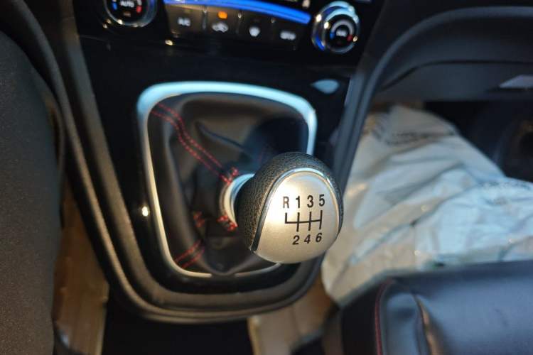 Used Haval H6 2013 Upgraded Model 1.5T Manual Two-Wheel Drive Elite Version Gear Lever