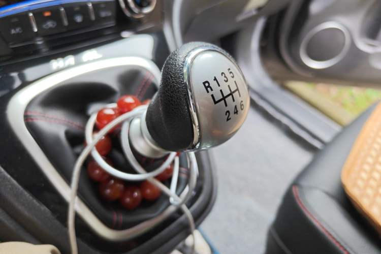 Used Haval H6 2013 Upgraded Model 1.5T Manual Two-Wheel Drive Elite Version Gear Lever