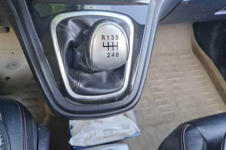 Used Haval H6 2013 Upgraded Model 1.5T Manual Two-Wheel Drive Elite Version Gear Lever