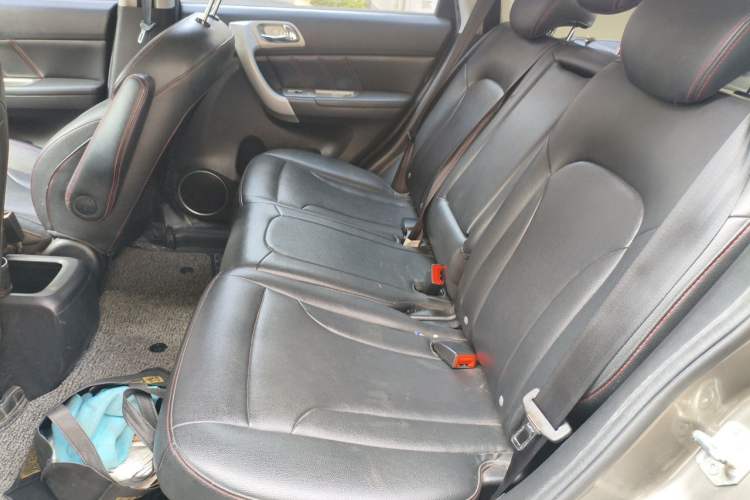 Used Haval H6 2013 Upgraded Model 1.5T Manual Two-Wheel Drive Elite Version Left Rear Seat