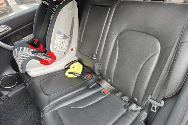 Used Haval H6 2013 Upgraded Model 1.5T Manual Two-Wheel Drive Elite Version Left Rear Seat