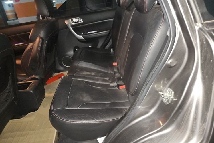 Used Haval H6 2013 Upgraded Model 1.5T Manual Two-Wheel Drive Prestige Version Left Rear Seat