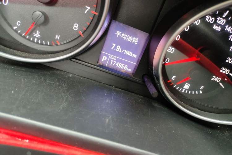 Used Haval H6 2013 Upgraded Model 2.4L Automatic Two-Wheel Drive Prestige Version Odometer Close Up