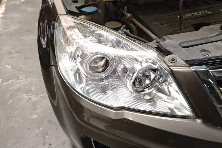 Used Haval H6 2013 Upgraded Model 1.5T Manual Two-Wheel Drive Elite Version Right Front Headlight
