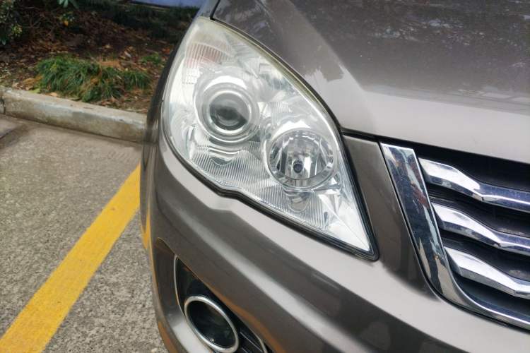 Used Haval H6 2013 Upgraded Model 2.4L Automatic Two-Wheel Drive Elite Version Right Front Headlight