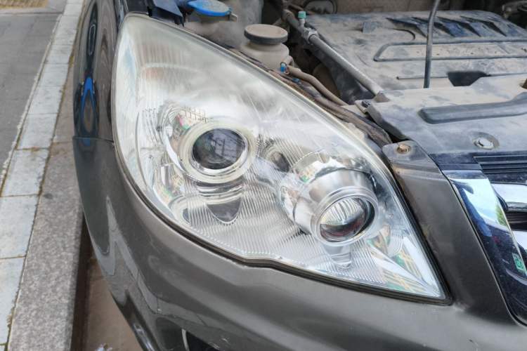 Used Haval H6 2013 Upgraded Model 1.5T Manual Two-Wheel Drive Elite Version Right Front Headlight