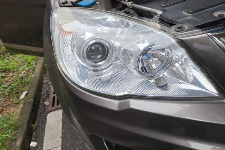 Used Haval H6 2013 Upgraded Model 1.5T Manual Two-Wheel Drive Elite Version Right Front Headlight