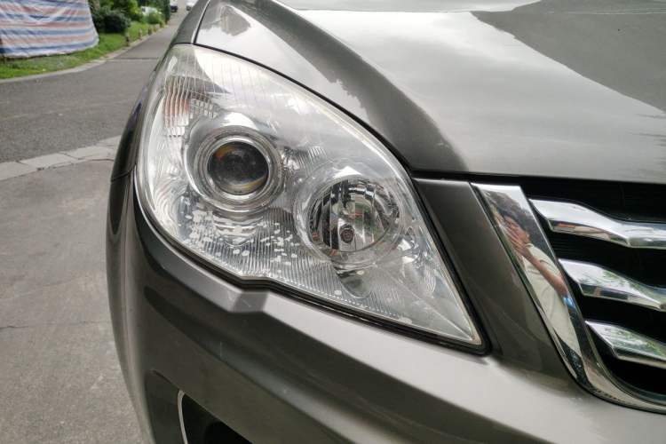 Used Haval H6 2013 Upgraded Model 2.4L Automatic Two-Wheel Drive Prestige Version Right Front Headlight