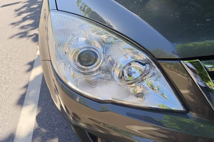Used Haval H6 2013 Upgraded Model 1.5T Manual Two-Wheel Drive Elite Version Right Front Headlight