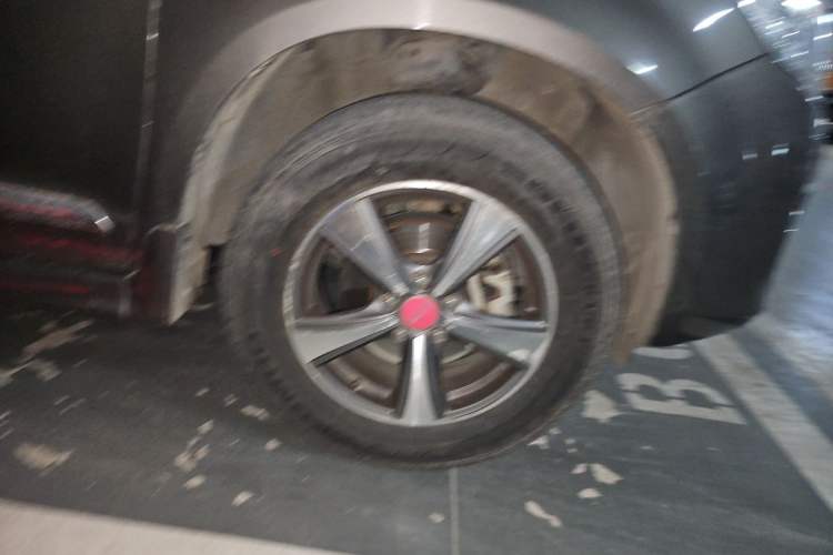 Used Haval H6 2013 Upgraded Model 1.5T Manual Two-Wheel Drive Prestige Version Right Front Wheel Hub